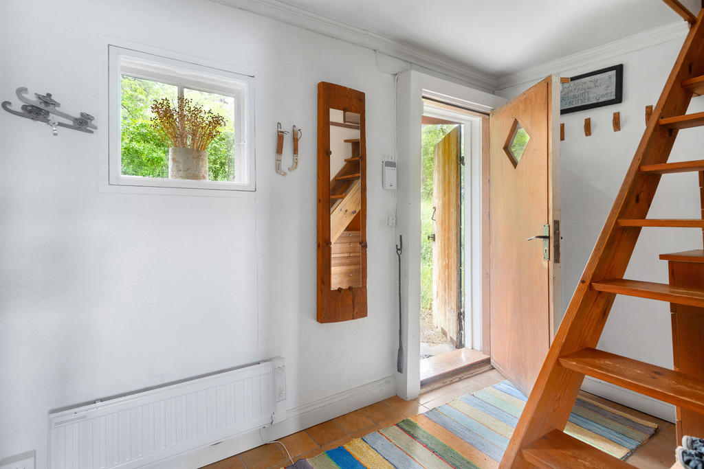 Entré och trappa upp till loft