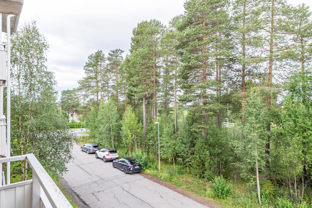 Nära till sportfältet och gång- och cykelväg till Odensalaskolan och centrum.
