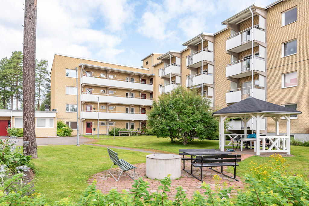 Trevliga gårdar med grillplats, fikabord och vackra planteringar.