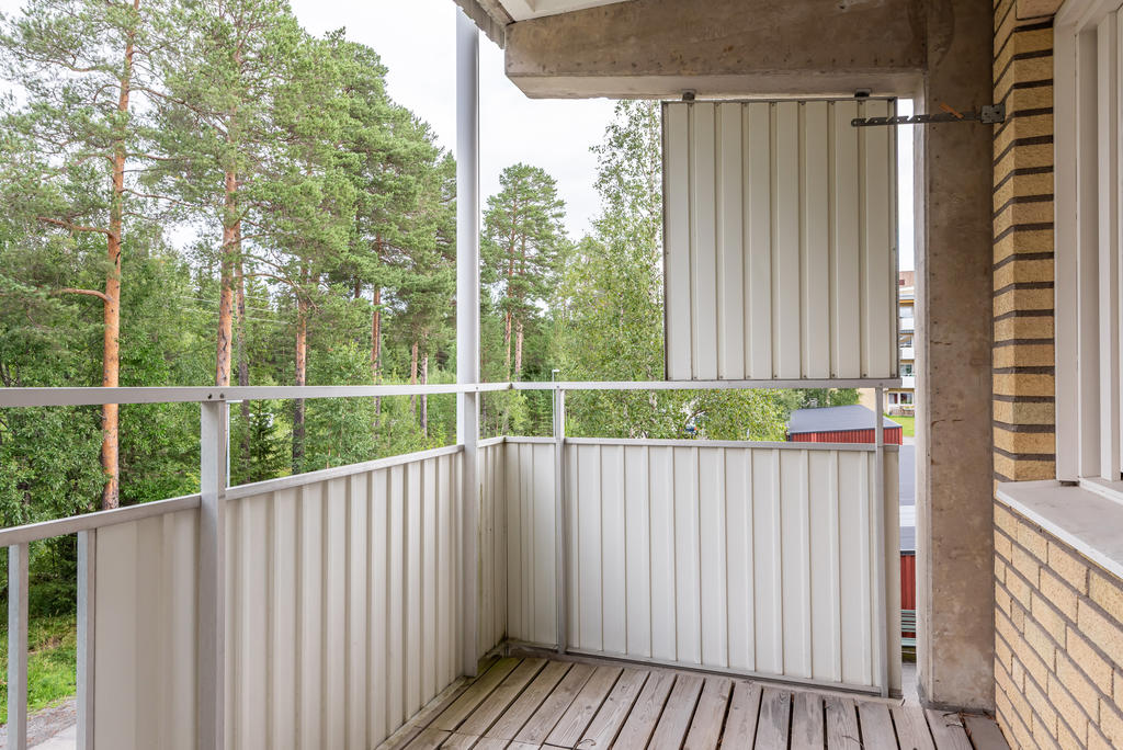 Balkong med vy mot tallarna. 