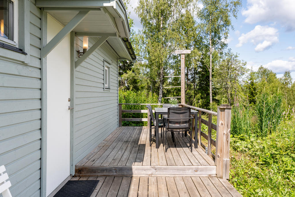 Veranda med plats för utemöbler. 