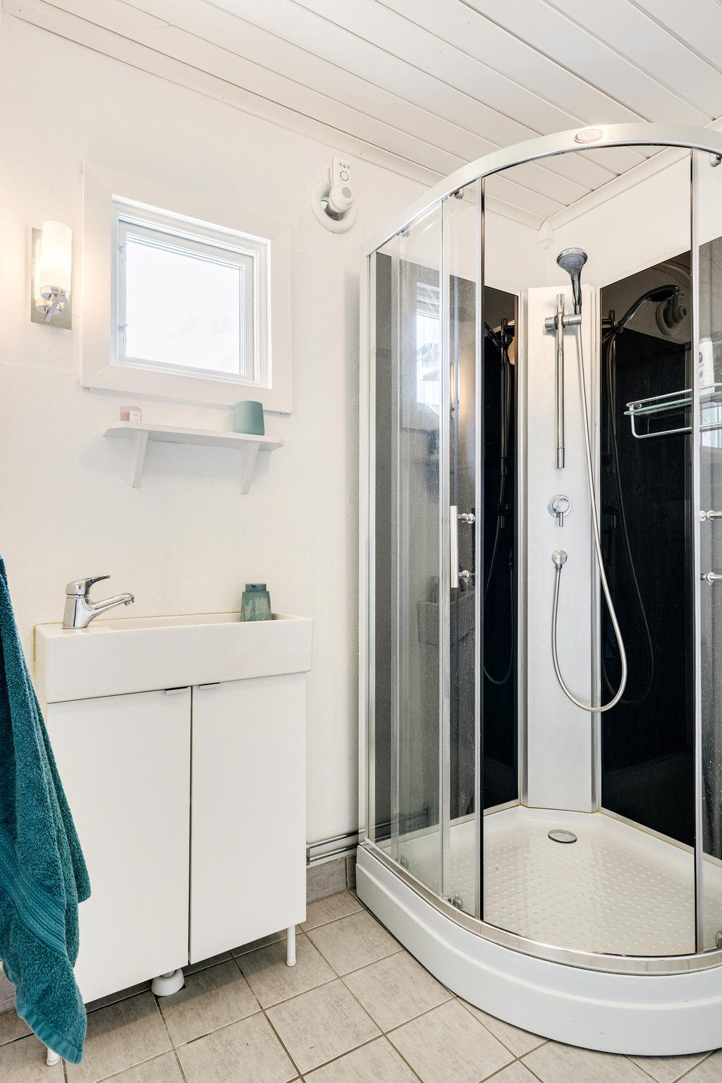 Badrum  med duschkabin