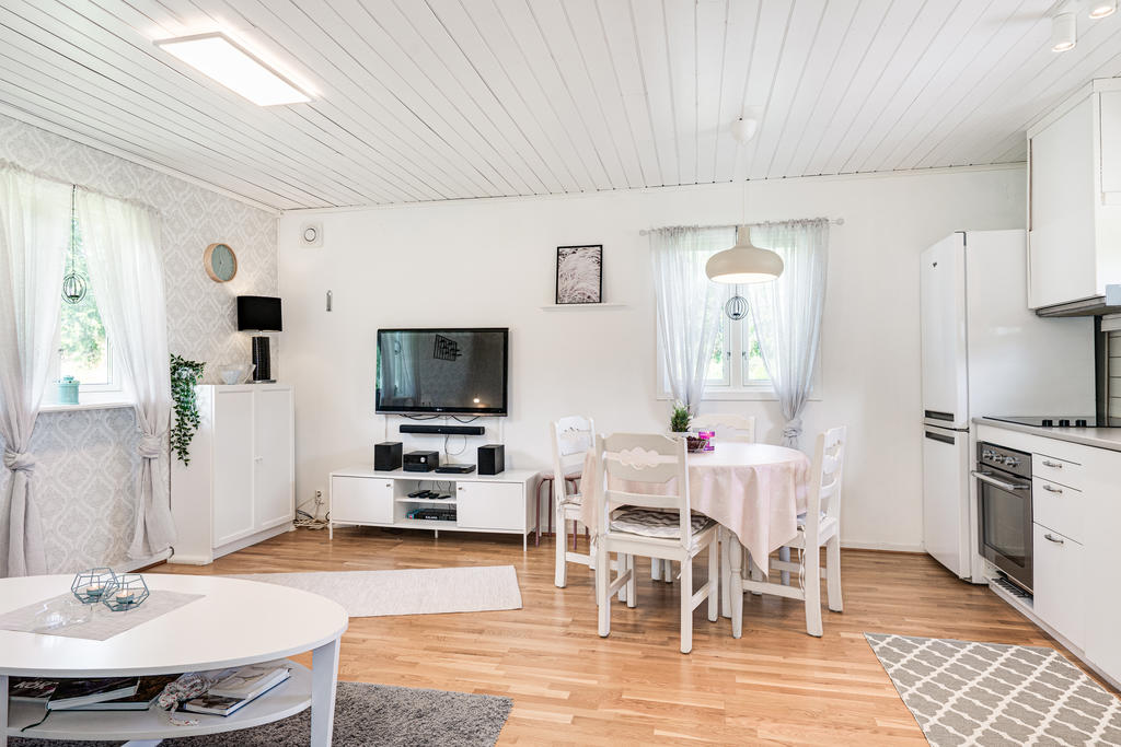 Kök och vardagsrum i öppen planlösing