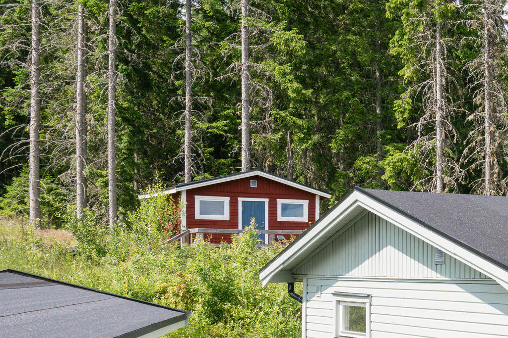 Trivsamt gästhus med längsgående veranda finns på tomten. 