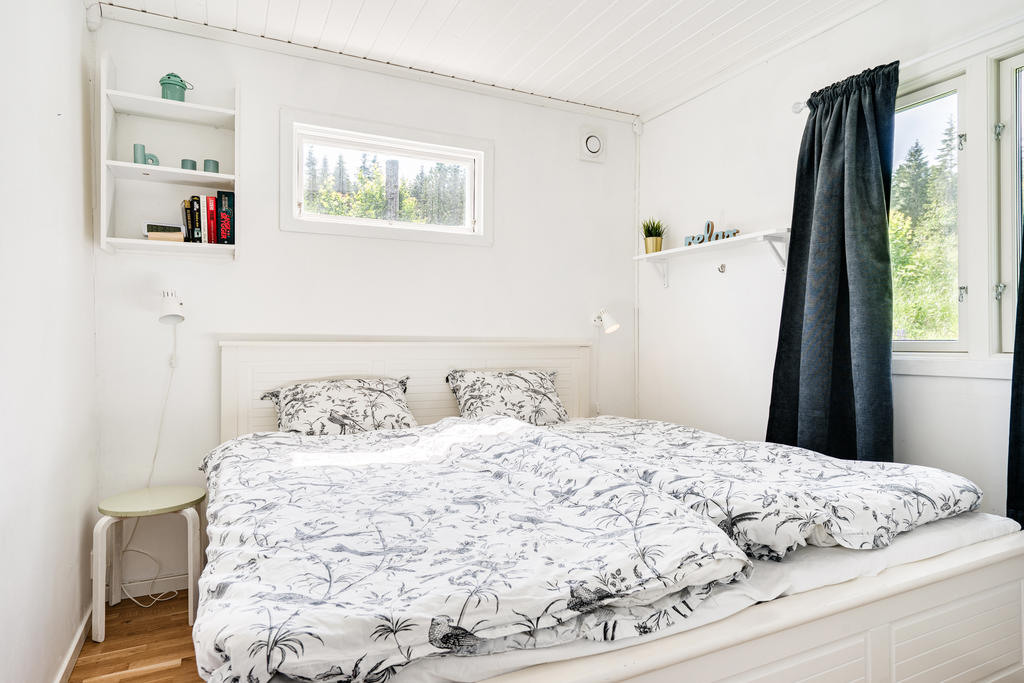 Sovrum med garderober.