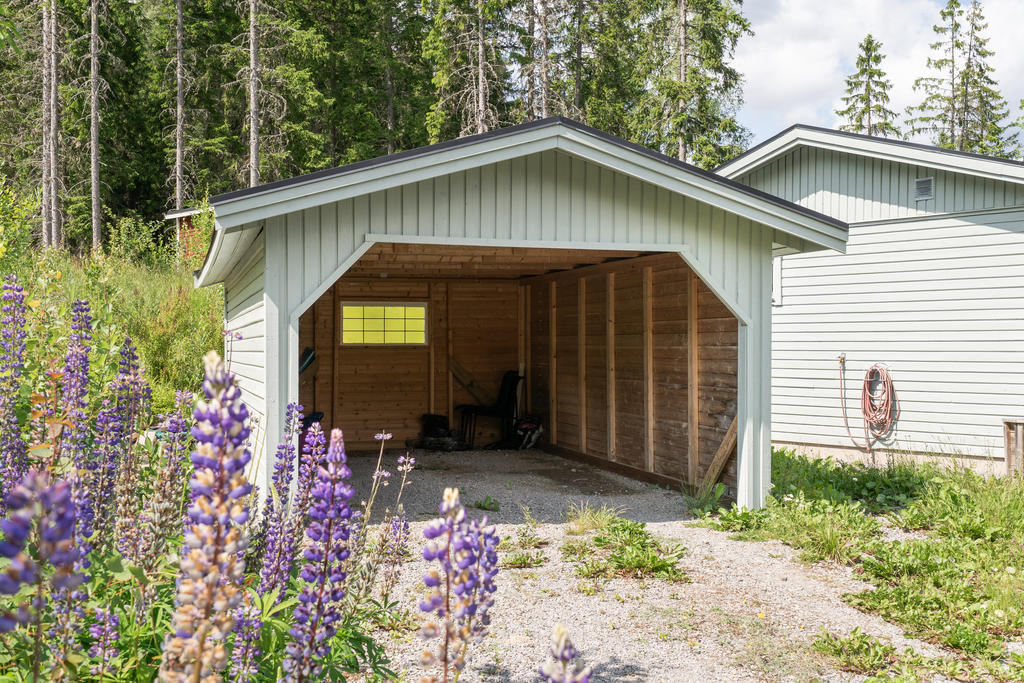 Rymlig carport.