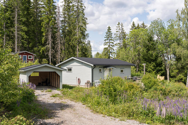 Välkommen till Vammerviken Berget 7. Ett praktiskt fritidshus beläget med fin sjöutsikt och gångavstånd till badplats. 