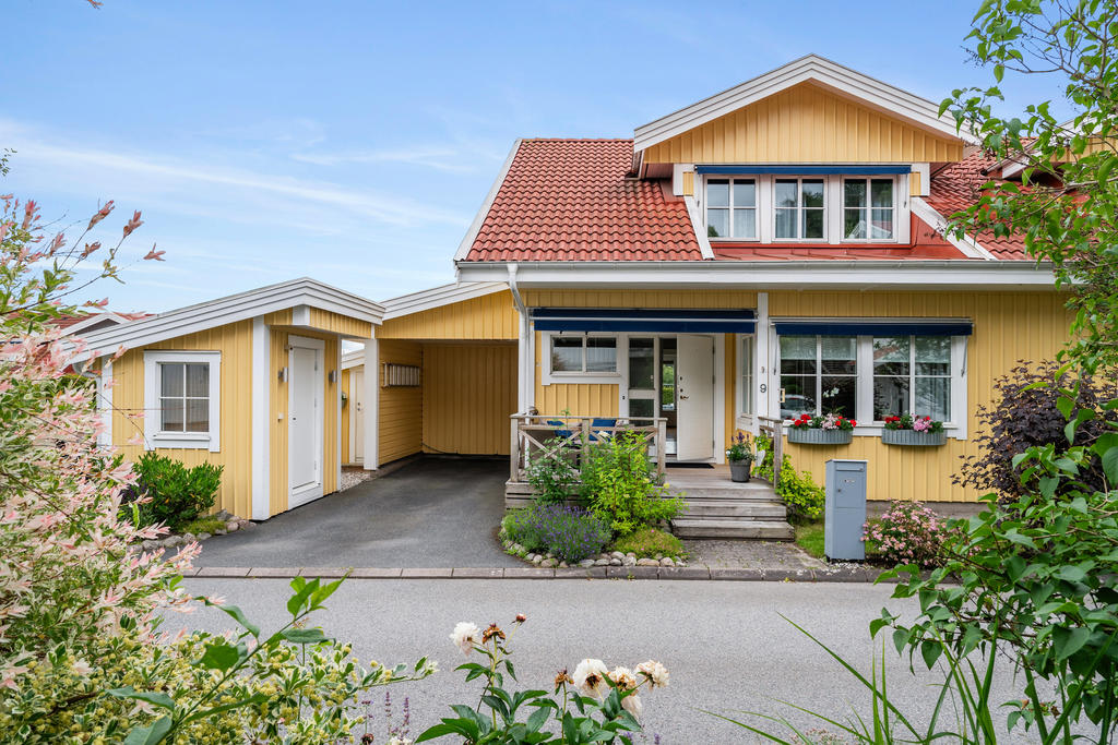 1,5 plans parhus med carport och förråd