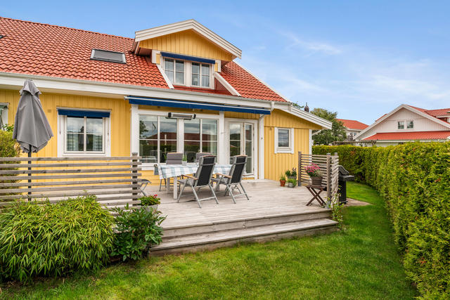 Härlig trädgård och stor träaltan 