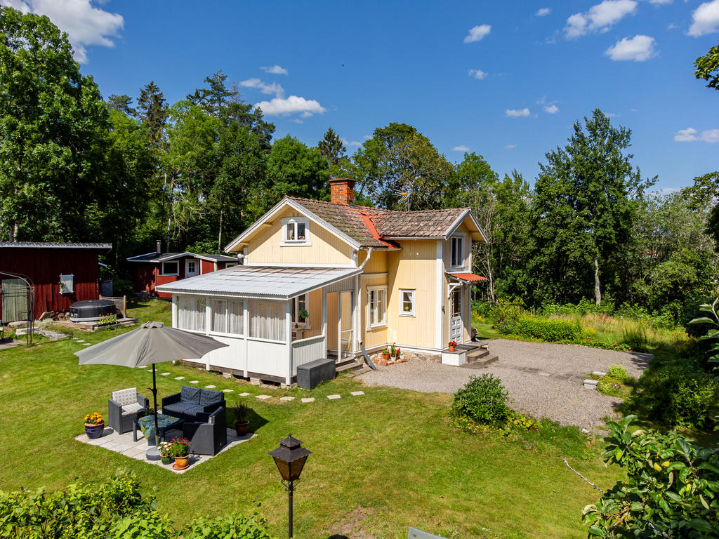 Bostadshuset.
(Spabadet ingår ej).