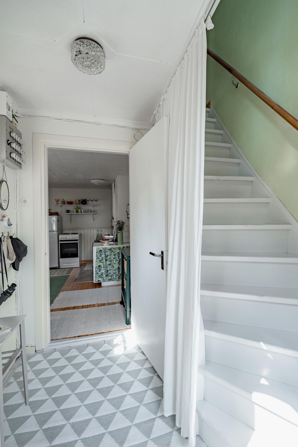 Hall, trappa till övervåning