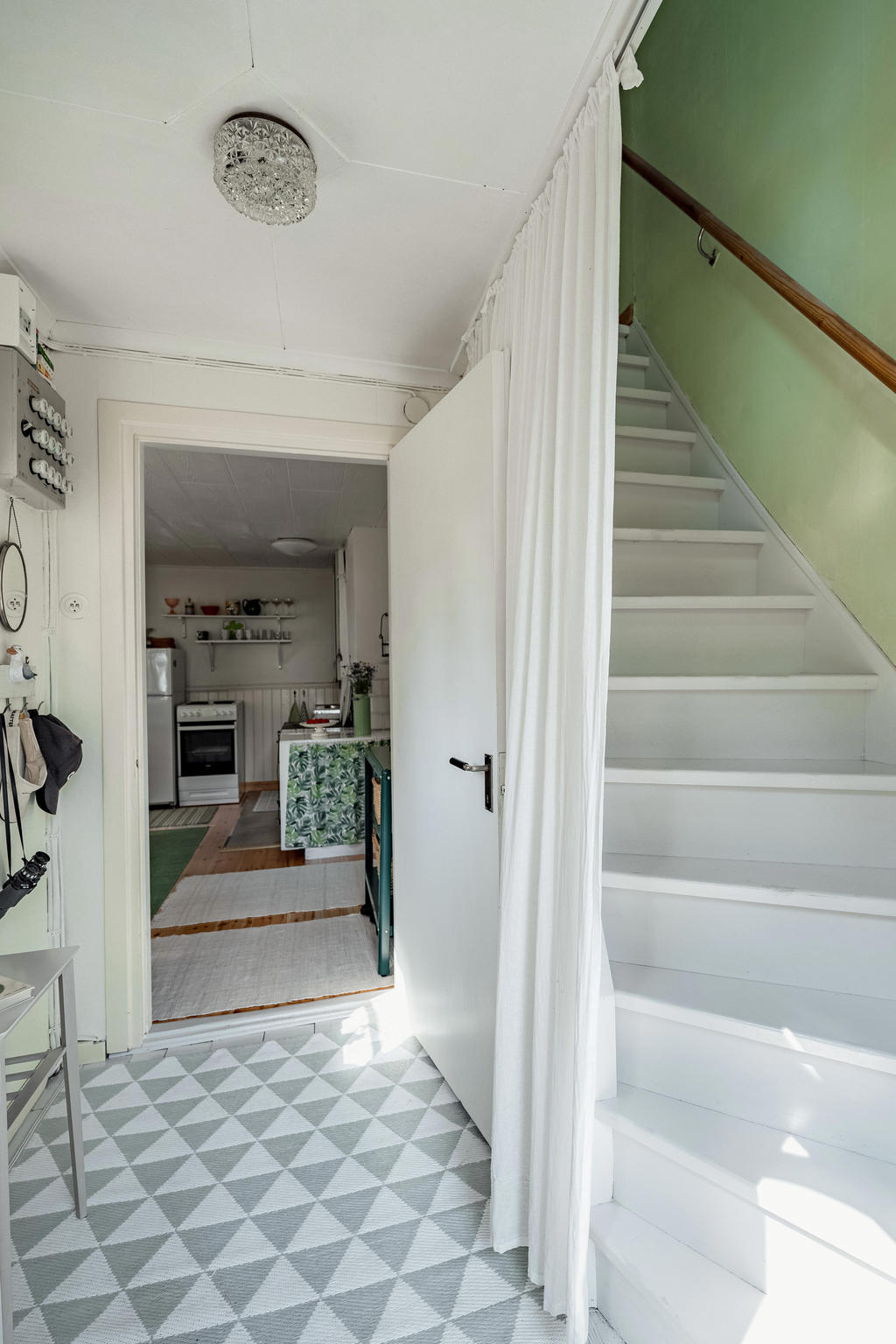 Hall, trappa till övervåning