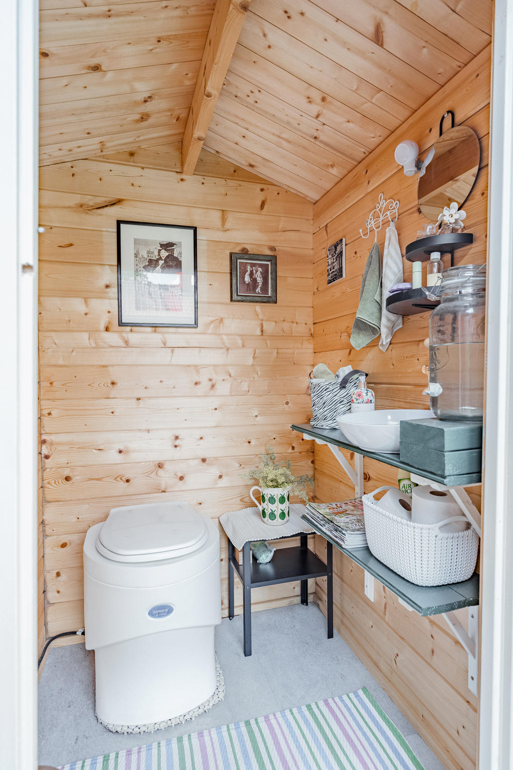 Fristående toahus med Separett-toalett.