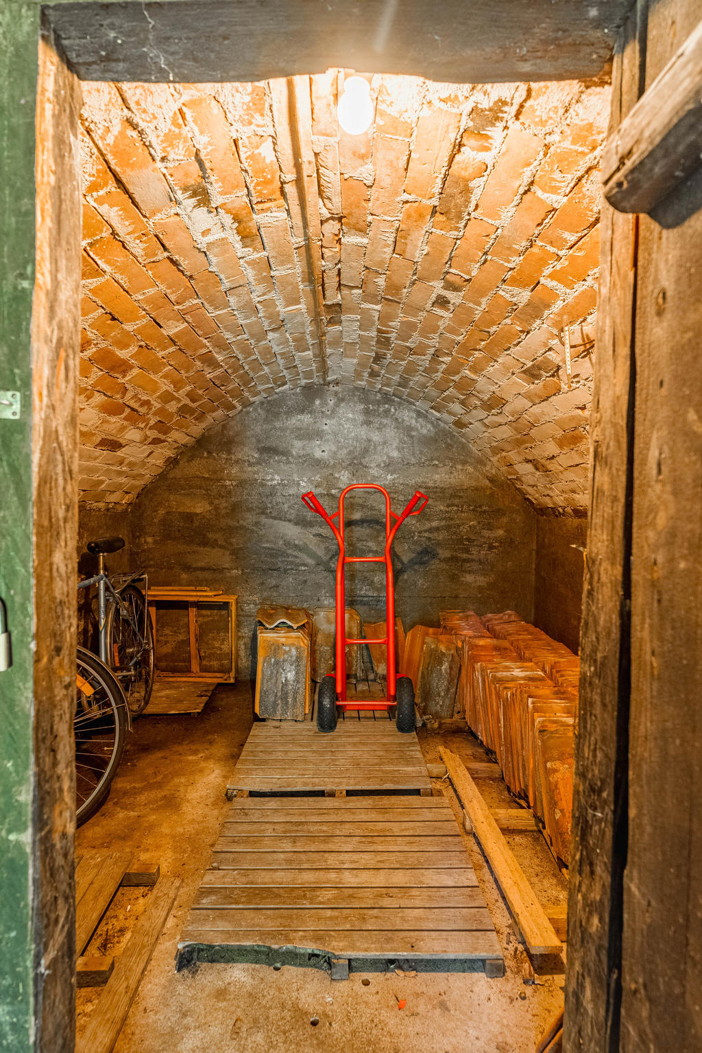 Jordkällare under gästhus.