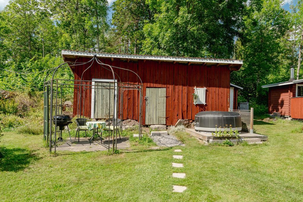 Förvaringsbod samt uteplats.
(Spabadet till höger ingår ej.)