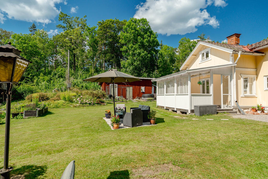 Uteplats.
(Spabadet ingår ej.)