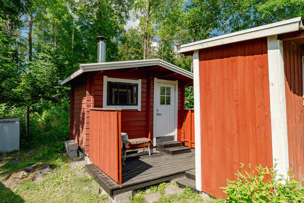 Fristående bastuhus och duschhus mittemot.