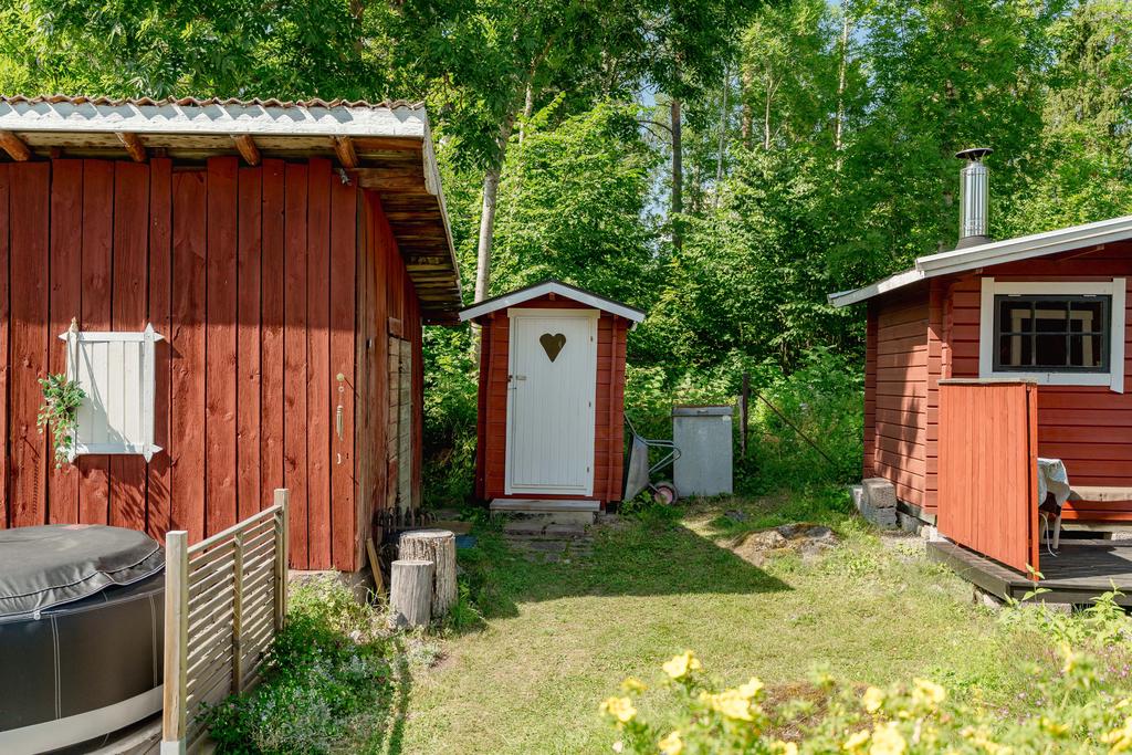 Toahus med separett-toalett.
(Spabadet till vänster ingår ej)