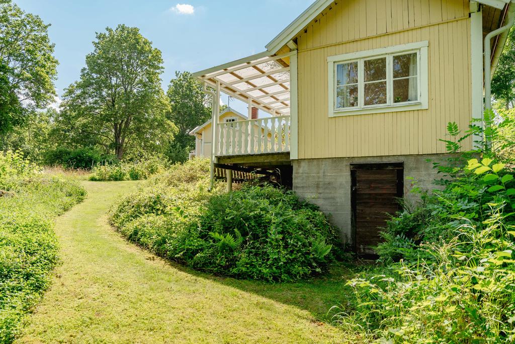 Ingång till jordkällare under gästhus.