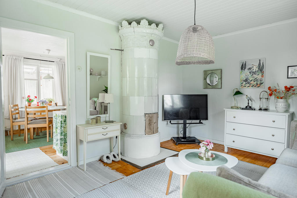 Vardagsrum. 
(Kakelugn ej i bruk, Kakelugnen provtrycktes i samband med nuvarande ägares förvärv 2001 och blev då inte godkänd/läckte, inte åtgärdad sedan dess).