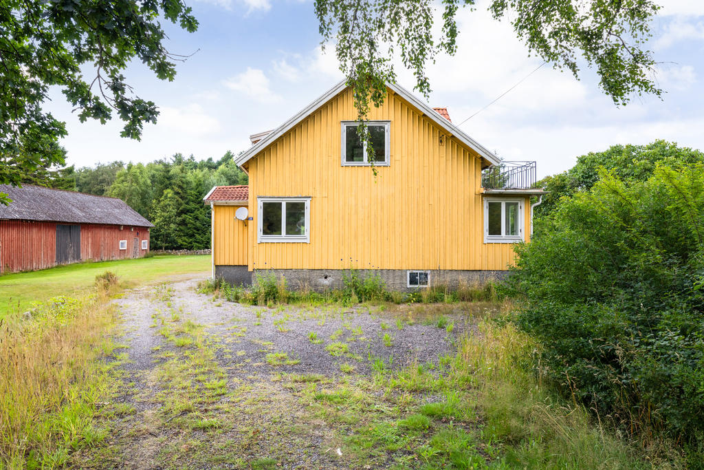 Uppfart. Ladan till väsnter kommer att rivas.