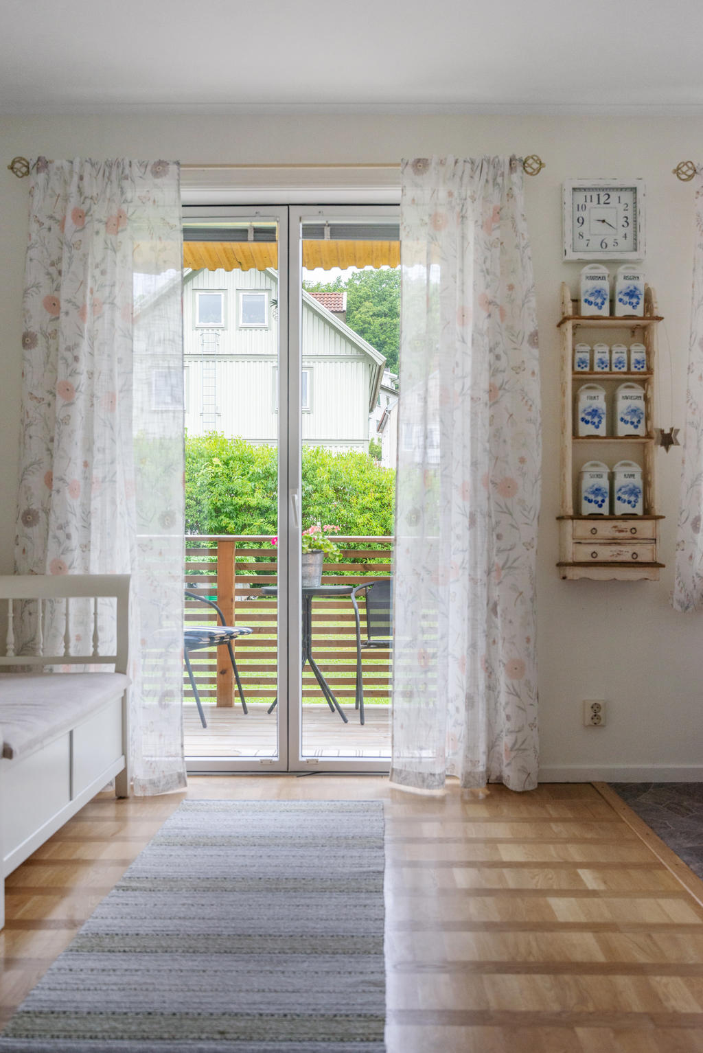 Via dubbeldörrar i glas når ni altanen och vidare ut till gräsmattan 