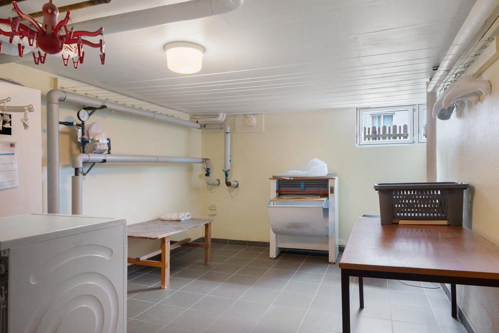 Fräsch tvättstuga med klinker, källarplan