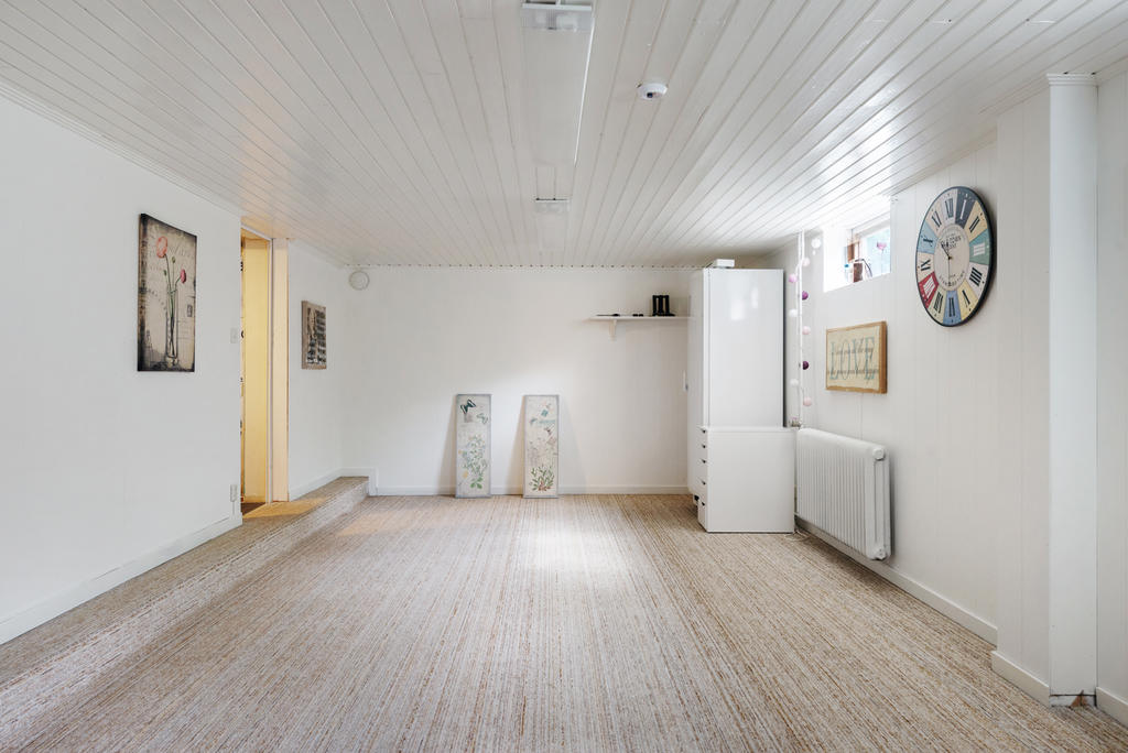 Stor gillestuga eller blivande kök, källarplan