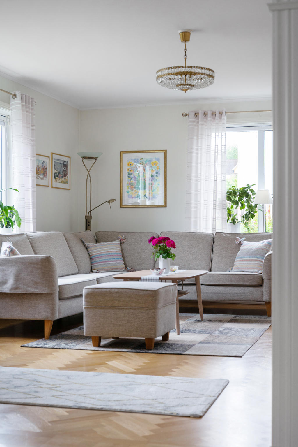 Fin ljusinsläpp med fönster i två väderstreck 