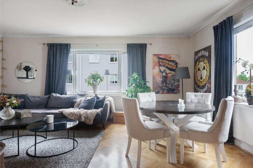 Vardagsrum med plats för soffgrupp och matbord