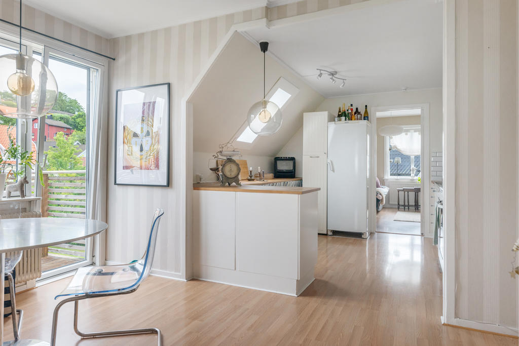 Smakfullt kök med matplats, övre plan