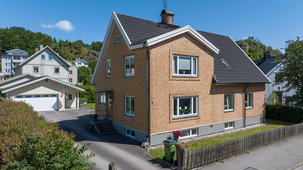 Välkommen till Valhallavägen 15 - en välskött och renoverad fastighet