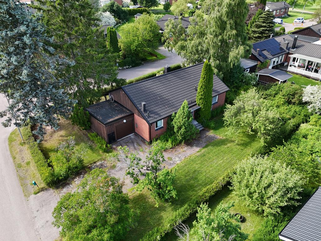 Enplansvilla med källare och garage. 