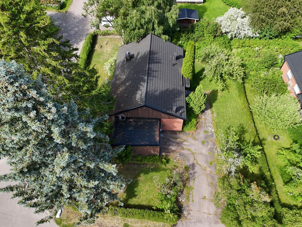Vy från sidan av tomten. Taket byttes för 6 år sedan på huset och garaget för ca 2 år sedan. 