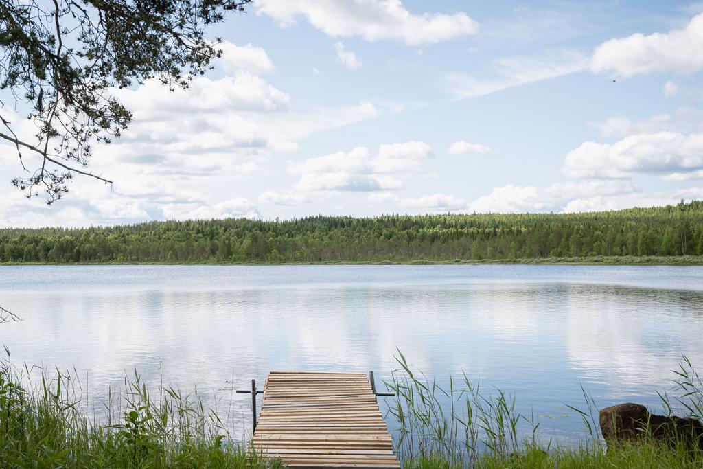 Brygga vid sjön