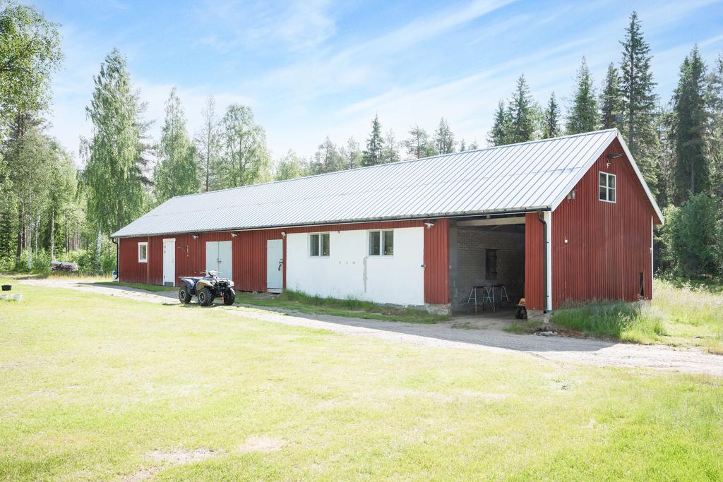 Ladugårdslänga med rum, förrådsdel och garagedel