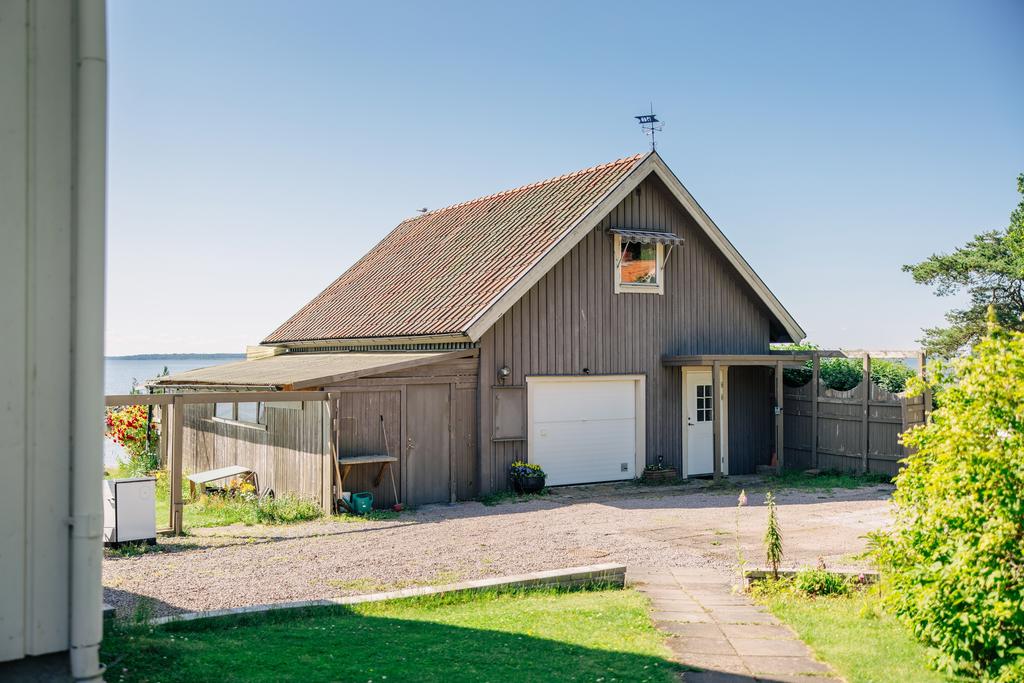 Fristående garage med ovanliggande lägenhet
