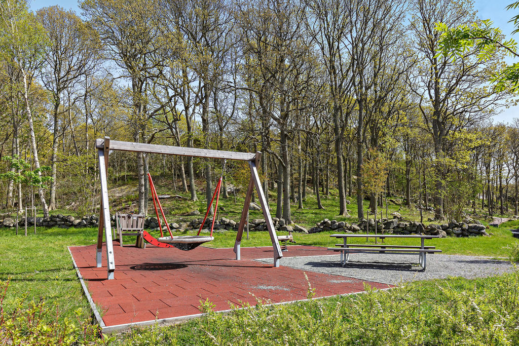 Mysig lekplats och underbar skog i områdets utkant