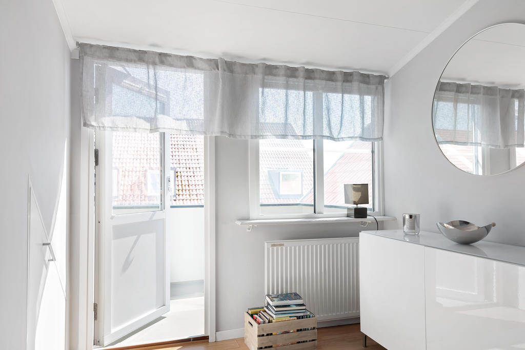 En hall i mitten med utgång till balkong. Ett av få hus som har denna balkong på övre plan!