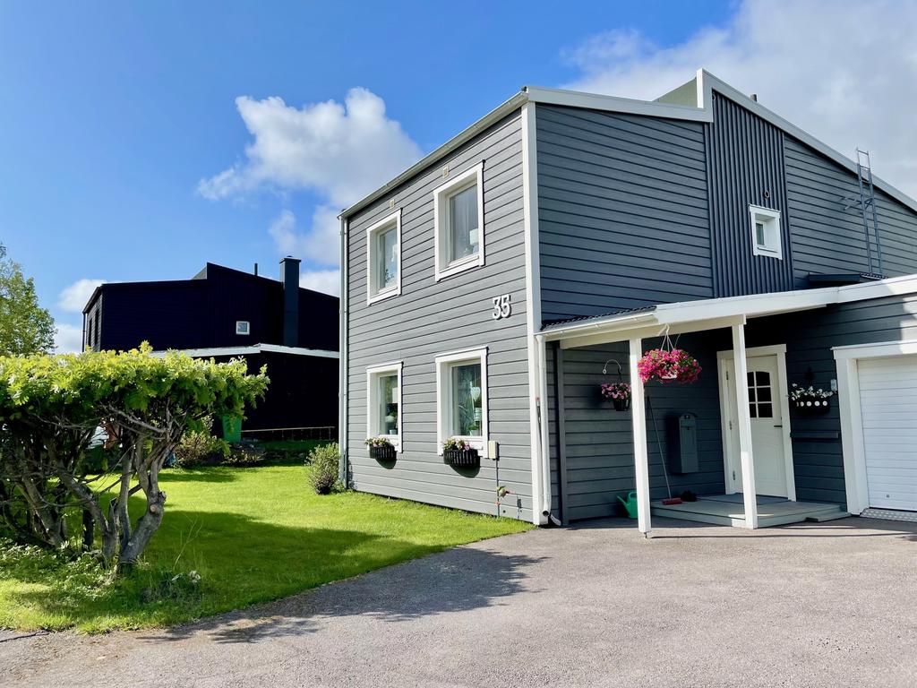 Fin gårdsyta på både fram- och bakgården 