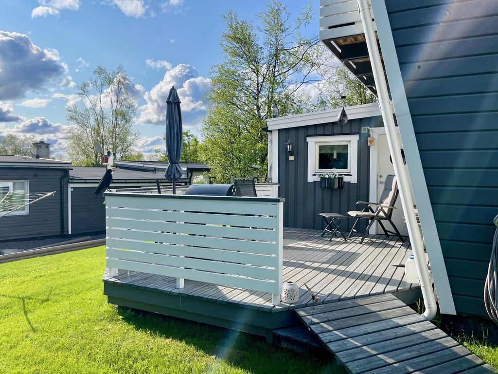 Altan med plats för utemöbler 