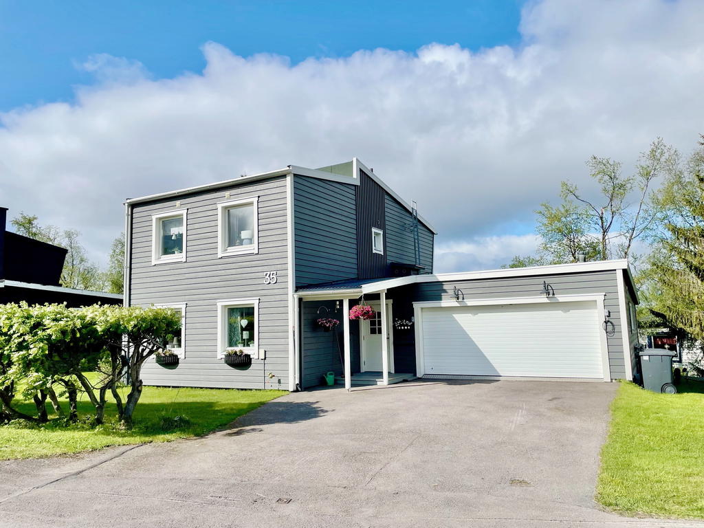 Magnetitvägen 35, ett fint friliggande hus med dubbelgarage och hörntomt