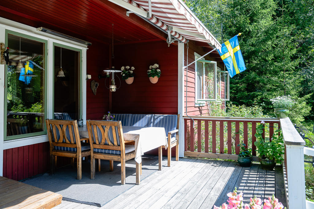 Altan med solläge och terrassmarkis som skugga