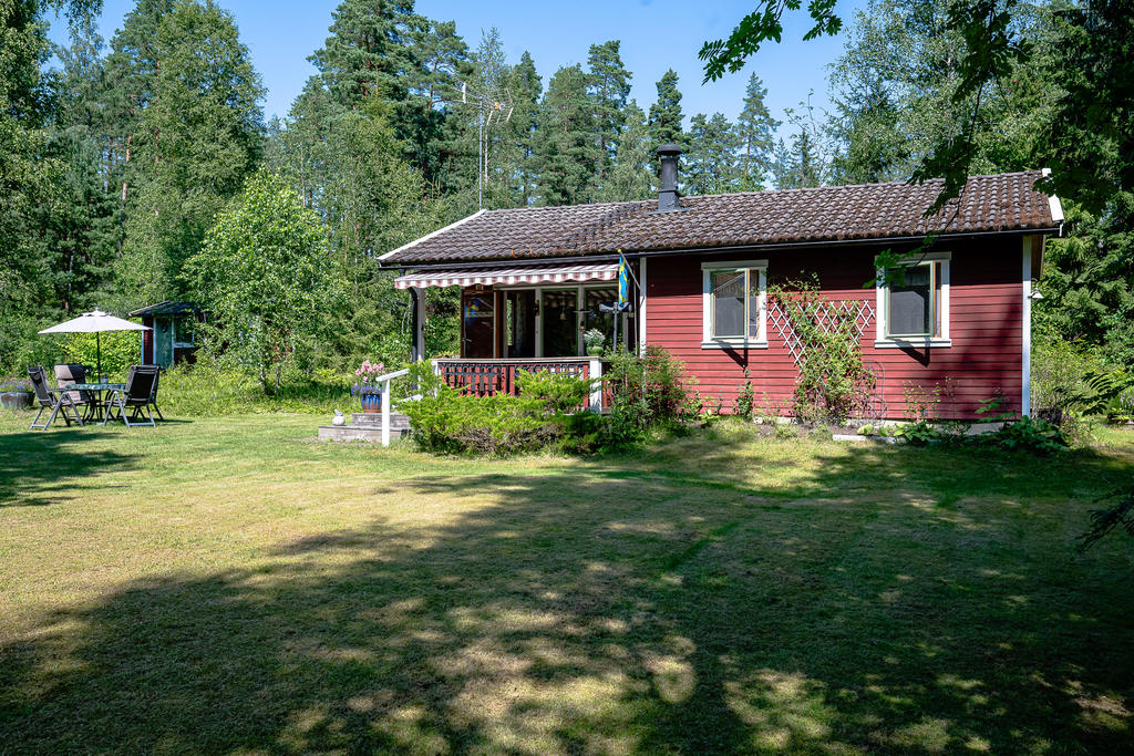 Huvudhuset med ett litet gästhus i bakgrunden