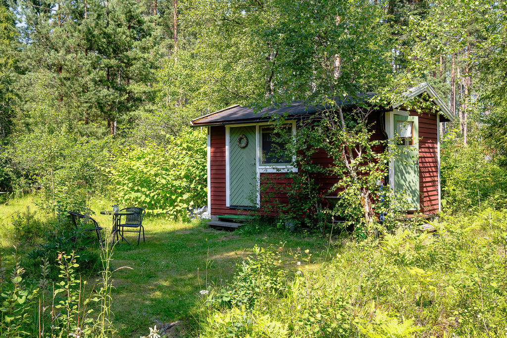 Det lilla gästhuset med gästrum och utedass