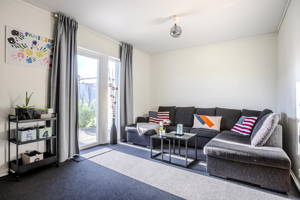 Vardagsrum med utgång till altanen