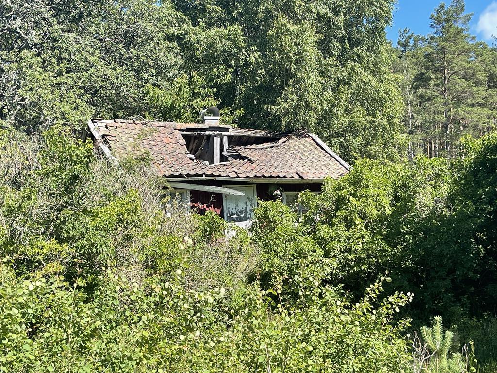 Fallfärdigt hus finns på tomten