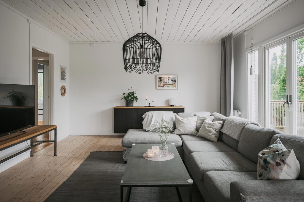 Ljust vardagsrum med goda sällskapsytor