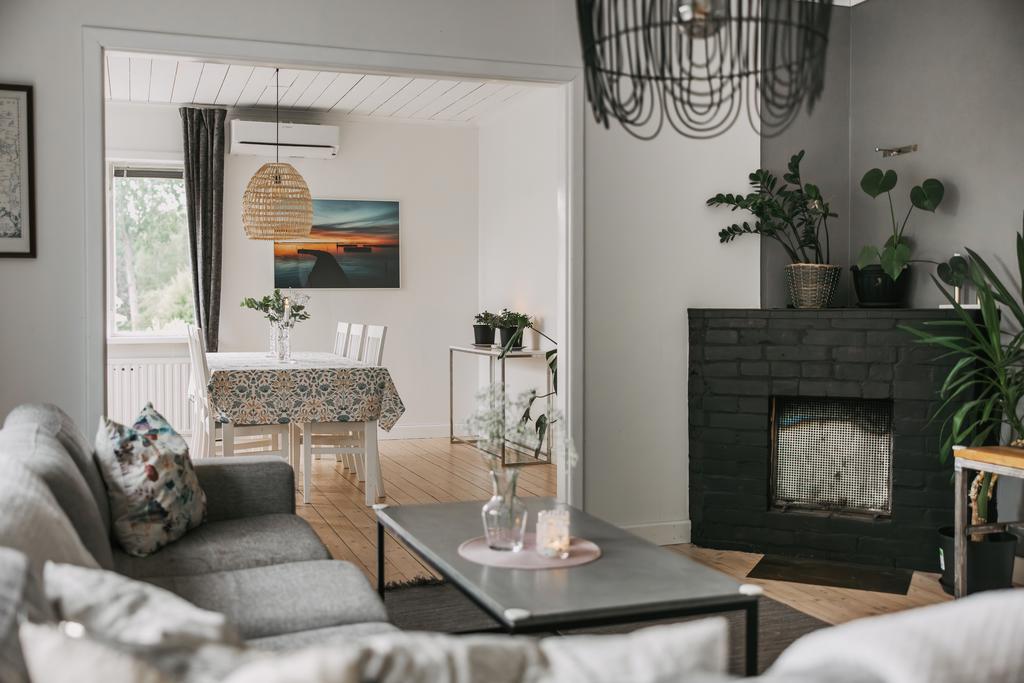 Vackra plankgolv och öppen spis