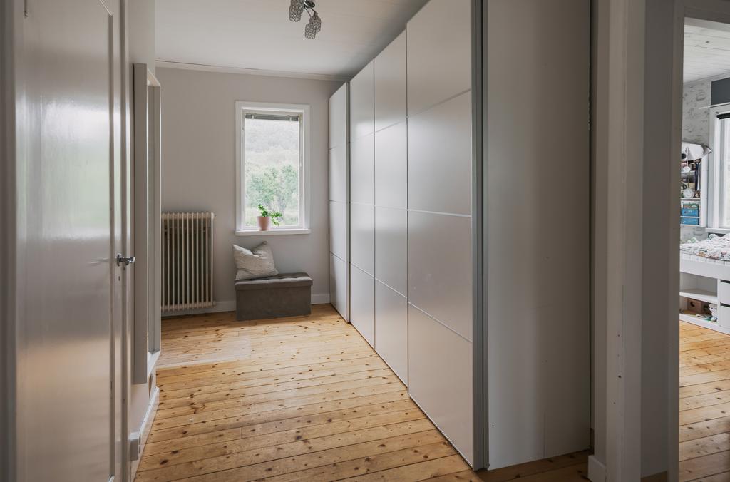 Hall med praktiska skjutdörrsgarderober